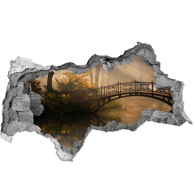 Sticker effetto rottura muro Un ponte in un parco nebbioso