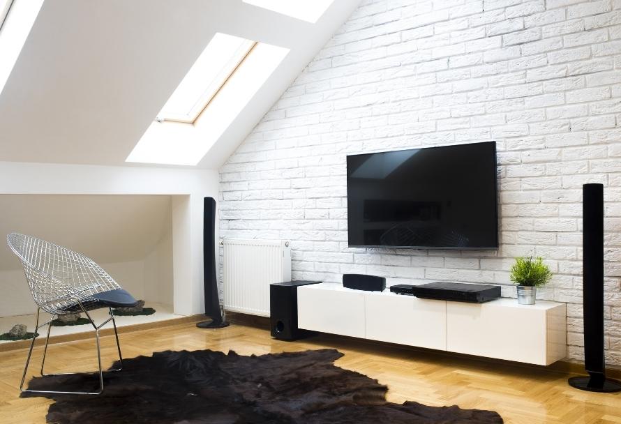 Come organizzare una parete TV? Idee interessanti per lo spazio attorno alla TV