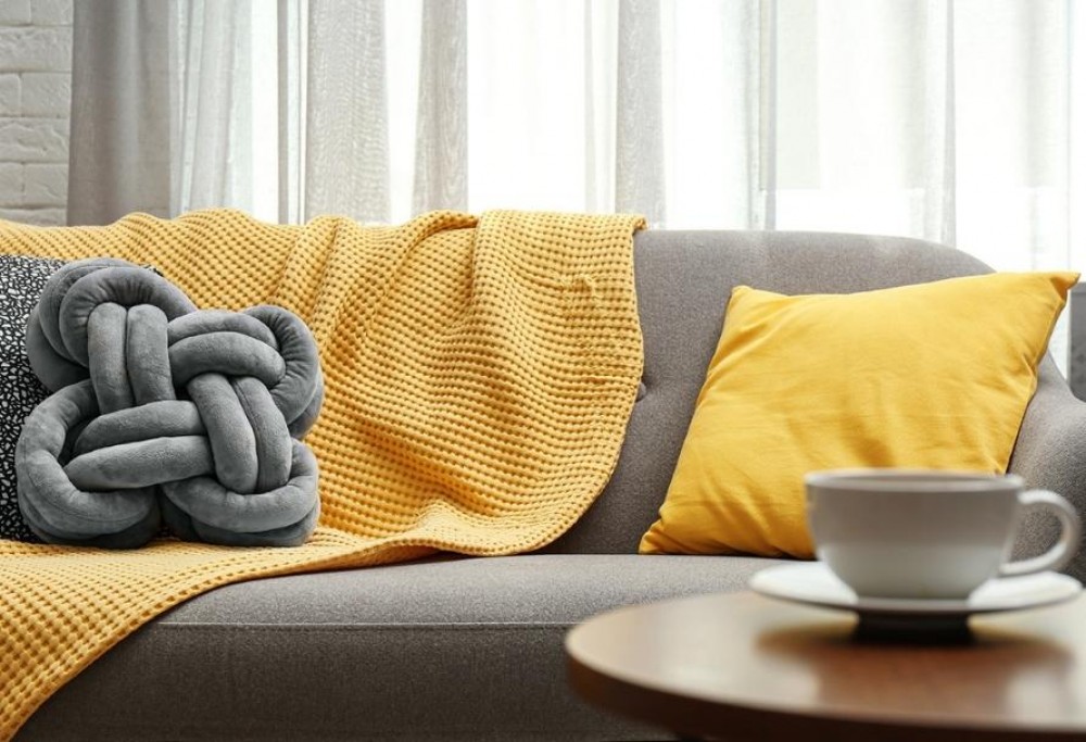 soggiorno grigio e giallo